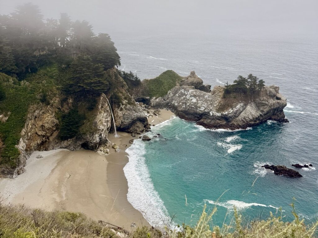 Big Sur'da McWay Şelalesi ve Pasifik kıyısı