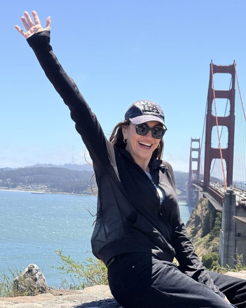 Spoklo kurucusu Meltem Bicioğlu Golden Gate Köprüsü önünde el sallarken